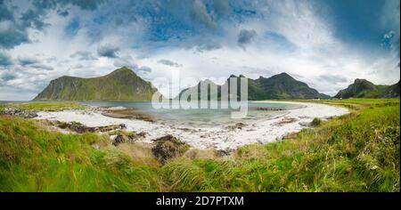 Weißer Sandstrand vor grünen Berggipfeln bei Flakstad, Flakstadoy, Skagsanden, Ramberg, Lofoten, Nordland, Norwegen Stockfoto