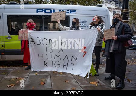 Hunderte von Britisch-Polen versammeln sich vor der polnischen Botschaft in London, um gegen ein nahezu totales Abtreibungsverbot zu protestieren. Die Demonstranten schlossen sich in Solidarität mit Tausenden von Menschen an, die in Städten in ganz Polen marschierten, als Reaktion auf das Urteil des obersten polnischen Gerichts am Donnerstag, dass ein bestehendes Gesetz, das die Abtreibung von missgebildeten Föten zulässt, mit der Verfassung unvereinbar sei. Das Urteil hat einen Aufschrei von Rechtsgruppen in und außerhalb des zutiefst katholischen Landes mit 38 Millionen Menschen ausgelöst. Einige Demonstranten skandierten: „Freiheit, Gleichheit, Frauenrechte“. London, Großbritannien. Stockfoto