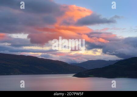 Sonnenuntergang über einem Fjord, Mo i Rana, Nordland, Norwegen Stockfoto