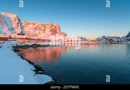 Morgenlicht im Winter Fischerdorf reine, reine, Nordland, Lofoten, Norwegen Stockfoto