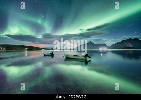 Kleine (Aurora borealis) Motorboote ankern in einer Bucht, Nachtansicht, Sternenhimmel, Nordlichter Nordlichter, , Straumen, Nordland, Norwegen Stockfoto