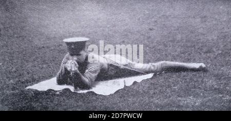Ein Foto eines Sergeanten im Gymnastic-Stab der Armee, der die korrekte Haltung der Liegeposition beim Abschuss zeigt, aufgenommen aus den Musketry Regulations Teil 1 (Nachdruck 1914), das die wichtigsten Schulungsprinzipien der britischen Armee während des Ersten Weltkriegs umreißt. Stockfoto