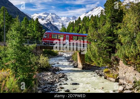 Zug der Berninabahn im Morteratschtal mit Bellavista und Piz Bernina, Pontresina, Berninaalpen, Oberengadin, Engadin, Graubünden Stockfoto