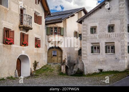 Typische Hausfronten im Dorfzentrum, Bergdorf Guarda, Inntal, Unterengadin, Engadin, Graubünden, Schweiz Stockfoto