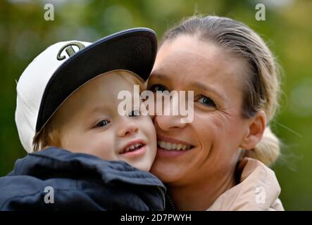 Mutter hält Sohn, 2 Jahre alt, in den Armen, Stuttgart Baden-Württemberg, Deutschland Stockfoto