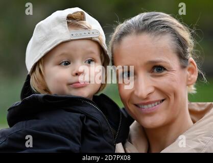 Mutter hält Sohn, 2 Jahre alt, in den Armen, Stuttgart Baden-Württemberg, Deutschland Stockfoto