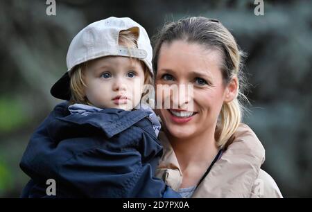 Mutter hält Sohn, 2 Jahre alt, in den Armen, Stuttgart Baden-Württemberg, Deutschland Stockfoto