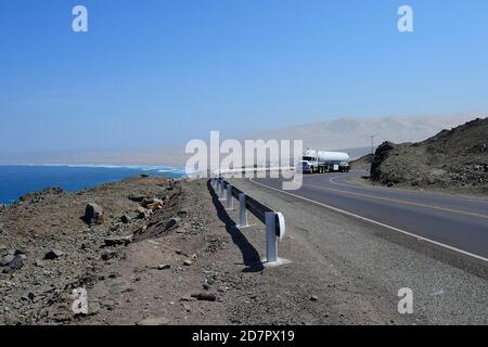 LKW auf der Panamericana an der Pazifikküste, in der Nähe von Puerto de Loma, Arequipa Region, Peru Stockfoto