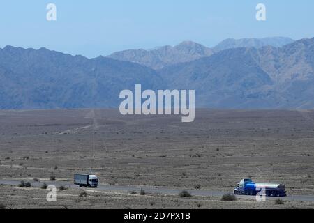 Lastwagen auf der Panamericana fahren an den Linien von Nasca, Nasca, Ica Region, Peru vorbei Stockfoto