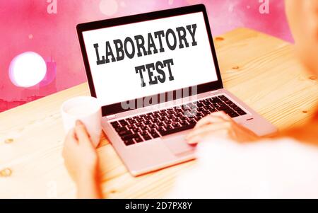 Text für Wortschreiben Labortest. Business-Foto zeigt Bestimmung einer medizinischen Diagnose aus den Substanzen getestet moderne Gadgets mit Weiß Stockfoto
