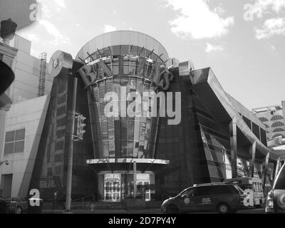 Abstrakte Bilder in Atlantic City, New Jersey. Die Bilder zeigen Muster auf einem Dach, ein Bild einer kalten Parkgarage und ein Außenbild eines Casinos. Stockfoto