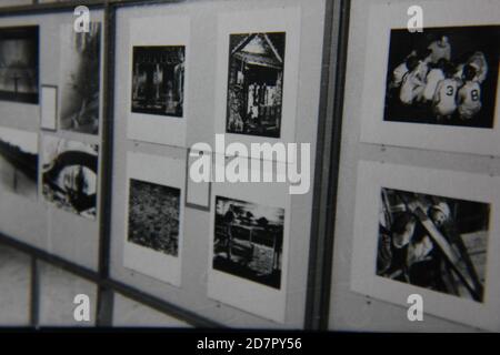 Fine 1970er Jahre Vintage schwarz-weiß-Fotografie der Fotografie Kunstwerk an einer Wand in einer Person Kunstgalerie angezeigt. Stockfoto