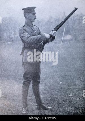 Ein Foto eines Sergeanten im Gymnastic-Stab der Armee, das die korrekte Haltung der stehenden Position beim Laden zeigt, aufgenommen aus den Musketry Regulations Teil 1 (Nachdruck 1914), das die wichtigsten Schulungsprinzipien der britischen Armee während des Ersten Weltkriegs umreißt. Stockfoto