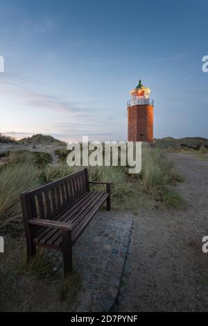 Kreuzlicht, Leuchtturm mit Sanddüne im Abendlicht, Kampen, Sylt, Deutschland Stockfoto