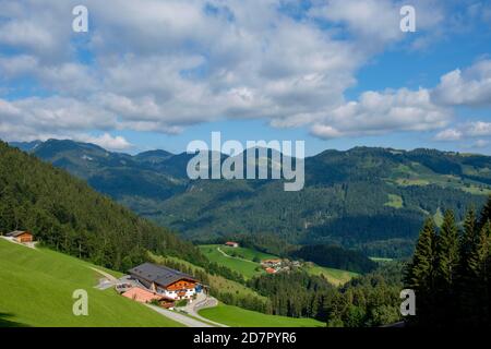 Bauernhof Oberstein am Erlerberg, im Hintergrund Sachranger Tal, Erl, Inntal, Tirol, Österreich Stockfoto