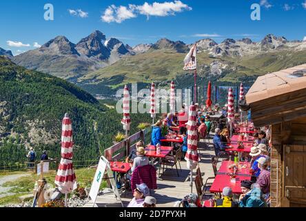 Sonnenterrasse der Alp Languard Berggasthof über dem Berninatal, Pontresina, Berninaalpen, Oberengadin, Engadin, Graubünden, Schweiz Stockfoto