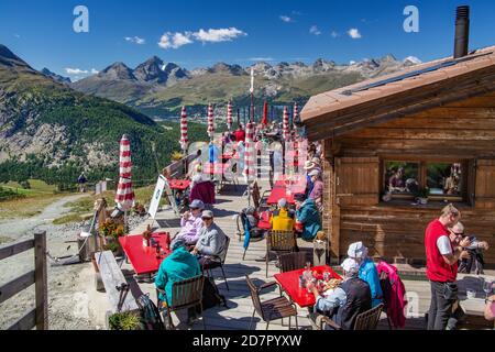 Sonnenterrasse der Alp Languard Berggasthof über dem Berninatal, Pontresina, Berninaalpen, Oberengadin, Engadin, Graubünden, Schweiz Stockfoto