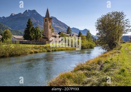 Dorfkirche Sils Baselgia am Inn, Sils Maria, Inn, Inntal, Berninaalpen, Oberengadin, Engadin, Graubünden, Schweiz Stockfoto