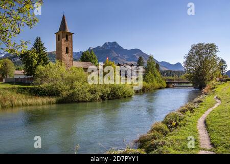 Dorfkirche Sils Baselgia am Inn, Sils Maria, Inn, Inntal, Berninaalpen, Oberengadin, Engadin, Graubünden, Schweiz Stockfoto