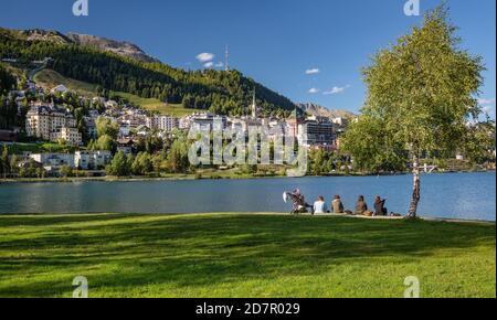 Dorfblick über den St. Moritzersee, St. Moritz, Berninaalpen, Oberengadin, Engadin, Graubünden, Schweiz Stockfoto