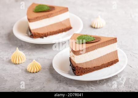 Kuchen mit Souffle Milchschokolade Sahne auf einem grauen Beton Hintergrund. Seitenansicht, Nahaufnahme, selektiver Fokus. Stockfoto