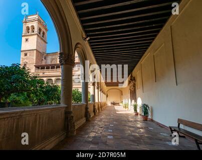 Blick auf den Kirchturm durch Arkaden, Kreuzgang und Innenhof mit Orangenbäumen im Kloster, Monasterio de San Jeronimo, Granada, Andalusien Stockfoto