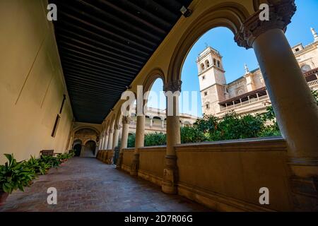 Blick auf den Kirchturm durch Arkaden, Kreuzgang und Innenhof mit Orangenbäumen im Kloster, Monasterio de San Jeronimo, Granada, Andalusien Stockfoto