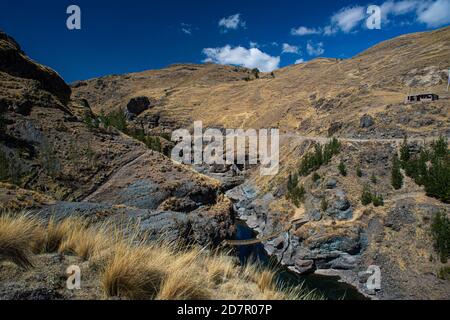 Qu'eswachaka Hängebrücke, Seilbrücke aus geflochtenem peruanischem Federgras (Stipa ichu), über dem Apurimac-Fluss, dem letzten bekannten Inka Stockfoto