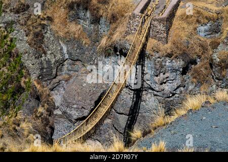 Qu'eswachaka Hängebrücke, Seilbrücke aus geflochtenem peruanischem Federgras (Stipa ichu), über dem Apurimac-Fluss, dem letzten bekannten Inka Stockfoto