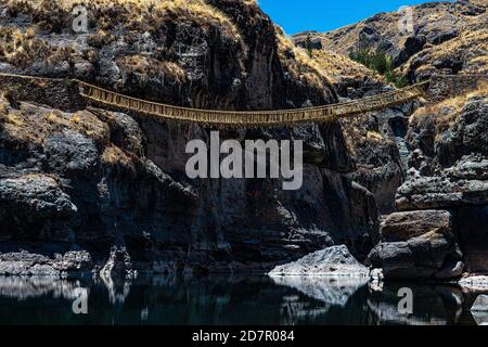 Qu'eswachaka Hängebrücke, Seilbrücke aus geflochtenem peruanischem Federgras (Stipa ichu), über dem Apurimac-Fluss, dem letzten bekannten Inka Stockfoto