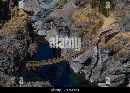 Qu'eswachaka Hängebrücke, Seilbrücke aus geflochtenem peruanischem Federgras (Stipa ichu), über dem Apurimac-Fluss, dem letzten bekannten Inka Stockfoto