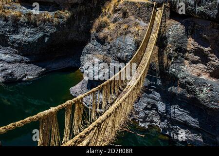 Qu'eswachaka Hängebrücke, Seilbrücke aus geflochtenem peruanischem Federgras (Stipa ichu), über dem Apurimac-Fluss, dem letzten bekannten Inka Stockfoto