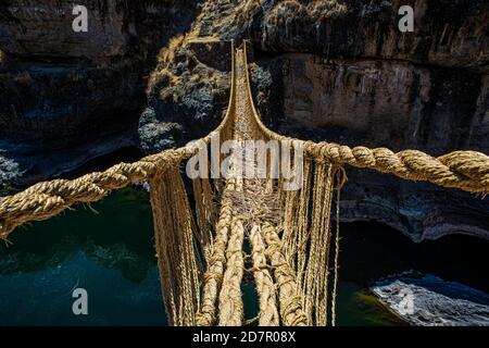 Qu'eswachaka Hängebrücke, Seilbrücke aus geflochtenem peruanischem Federgras (Stipa ichu), über dem Apurimac-Fluss, dem letzten bekannten Inka Stockfoto