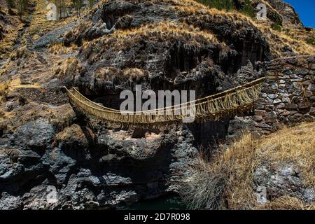 Qu'eswachaka Hängebrücke, Seilbrücke aus geflochtenem peruanischem Federgras (Stipa ichu), über dem Apurimac-Fluss, dem letzten bekannten Inka Stockfoto