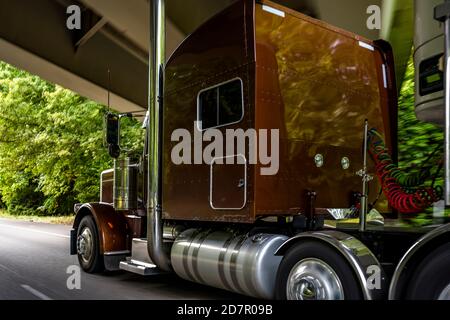 Industrie-Profi Big Rig klassische Langstrecke braun semi-Truck Traktor Transport von gewerblichen Fracht in Kühlschrank Sattelauflieger läuft für Feinkostgeschäft Stockfoto