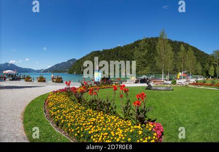 Park an der Seepromenade mit Bronzestatue, Strobl am Wolfgangsee, Salzkammergut, Land Salzburg, Österreich Stockfoto