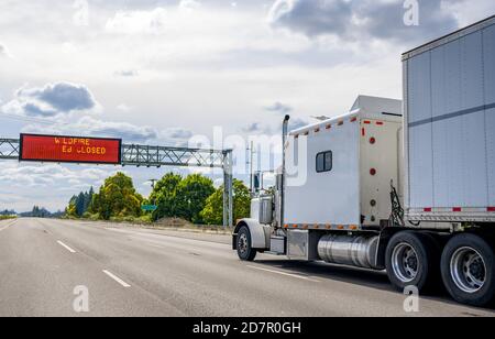 Leistungsstarke klassische weiße Big Rig Industriediesel-Semi-Truck mit Große Kabine Schlafraum Transport gewerblicher Fracht in trockenen van Auflieger Stockfoto