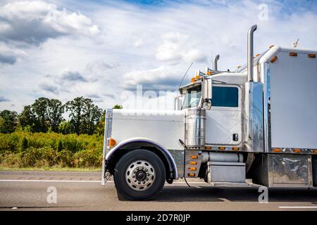 Leistungsstarke klassische weiße Big Rig Industriediesel-Semi-Truck mit Große Kabine Schlafraum Transport gewerblicher Fracht läuft auf dem Breit hoch Stockfoto