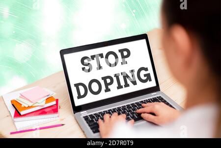 Handschrift Text Schreiben Stopp Doping. Konzeptionelle Foto beenden die Verwendung von verbotenen athletischen Leistungenverbessernde Drogen moderne Gadgets mit weißem Display sc Stockfoto