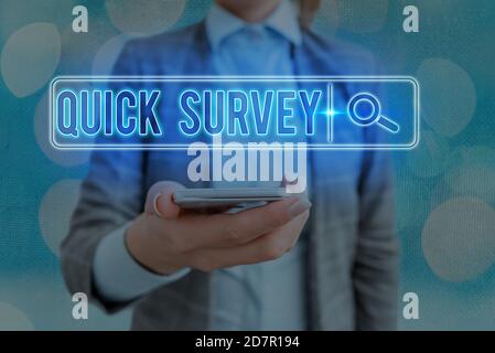 Textschild mit Quick Survey. Geschäftsfoto zeigt Führen Sie schnelle Überprüfung auf Zustand Wert Situation von etwas Web-Suche digitale Informationen Stockfoto