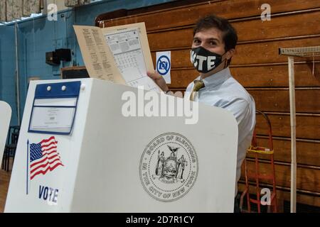 Brooklyn, Vereinigte Staaten Von Amerika . Okt. 2020. NY State Senator Andrew Gounardes hält seine leere Stimmabgabe, bevor er seine Stimme am ersten Tag der frühen Abstimmung bei unserer Lady of Perpetual Help im Sunset Park Viertel von Brooklyn, New York, am 24. Oktober 2020. (Foto von Gabriele Holtermann/Sipa USA) Foto mit Genehmigung des Senators. Quelle: SIPA USA/Alamy Live News Stockfoto