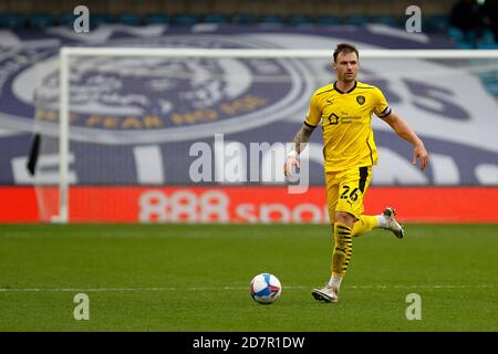 London, Großbritannien. Okt. 2020. Michael Sollbauer von Barnsley während des Sky Bet Championship Spiels spielte hinter verschlossenen Türen aufgrund der Regierung Covid-19 Richtlinien zwischen Millwall und Barnsley in The Den, London, England am 24. Oktober 2020. Foto von Carlton Myrie. Kredit: Prime Media Images/Alamy Live Nachrichten Stockfoto