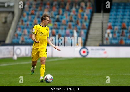 London, Großbritannien. Okt. 2020. Callum Brittain of Barnsley während des Sky Bet Championship Spiels spielte hinter verschlossenen Türen aufgrund der Regierung Covid-19 Richtlinien zwischen Millwall und Barnsley in The Den, London, England am 24. Oktober 2020. Foto von Carlton Myrie. Kredit: Prime Media Images/Alamy Live Nachrichten Stockfoto