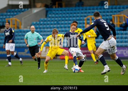 London, Großbritannien. Okt. 2020. Luke Thomas von Barnsley und Ryan Woods von Millwall während der Sky Bet Championship Spiel spielte hinter verschlossenen Türen aufgrund der Regierung Covid-19 Richtlinien zwischen Millwall und Barnsley in The Den, London, England am 24. Oktober 2020. Foto von Carlton Myrie. Kredit: Prime Media Images/Alamy Live Nachrichten Stockfoto