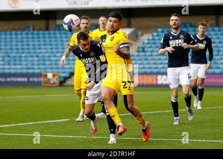 London, Großbritannien. Okt. 2020. Alex Mowatt von Barnsley und Shaun Williams von Millwall während des Sky Bet Championship-Spiels spielte hinter verschlossenen Türen aufgrund der Covid-19-Richtlinien der Regierung zwischen Millwall und Barnsley am 24. Oktober 2020 in Den, London, England. Foto von Carlton Myrie. Kredit: Prime Media Images/Alamy Live Nachrichten Stockfoto