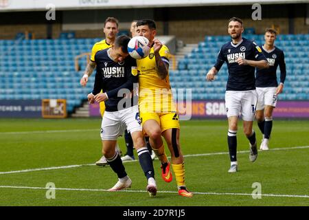 London, Großbritannien. Okt. 2020. Shaun Williams von Millwall und Alex Mowatt von Barnsley konkurrieren um den Ball während des Sky Bet Championship Spiels hinter verschlossenen Türen aufgrund der Regierung Covid-19 Richtlinien zwischen Millwall und Barnsley in Den, London, England am 24. Oktober 2020 gespielt. Foto von Carlton Myrie. Kredit: Prime Media Images/Alamy Live Nachrichten Stockfoto