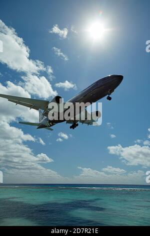 Air New Zealand Flugzeug Landung auf Rarotonga International Airport, Avarua, Rarotonga, Cook Inseln, Südpazifik Stockfoto