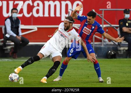 Sevilla, 24/10/2020. Primera Division Spanische Liga. Liga. Stadion Ramón Sánchez-Pizjuán. Sevilla FC - Eibar. Gudelj (FC Sevilla) und Sergio Álvarez (Eibar). Fotograf: Juan Jose Ubeda/PROSHOTS. Stockfoto
