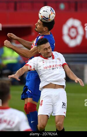 Sevilla, 24/10/2020. Primera Division Spanische Liga. Liga. Stadion Ramón Sánchez-Pizjuán. Sevilla FC - Eibar. Oscar (FC Sevilla) und Sergio Álvarez (Eibar). Fotograf: Juan Jose Ubeda/PROSHOTS. Stockfoto