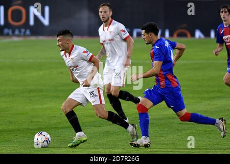 Sevilla, 24/10/2020. Primera Division Spanische Liga. Liga. Stadion Ramón Sánchez-Pizjuán. Sevilla FC - Eibar. Oscar (FC Sevilla) und Sergio Álvarez (Eibar). Fotograf: Juan Jose Ubeda/PROSHOTS. Stockfoto